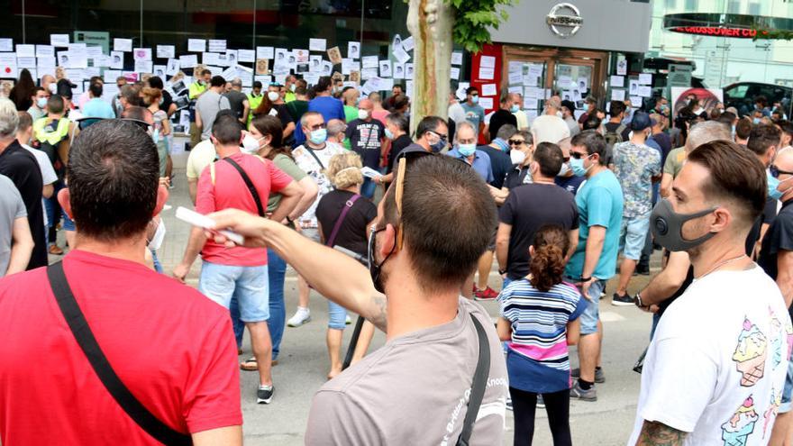 Treballadors de Nissan tallen la Gran Via després d&#039;encartellar i llançar ous a concessionaris