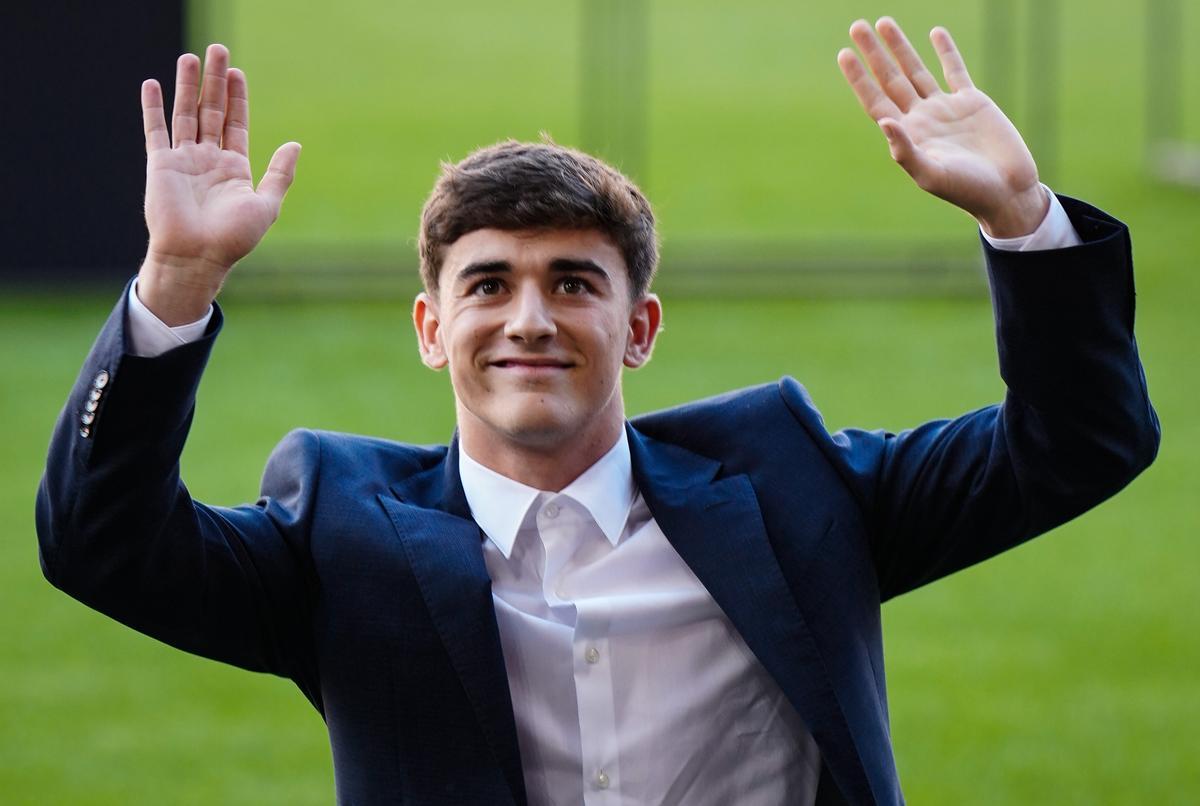 Acto de renovación del contrato de Pablo Martin Páez Gavira "Gavi"