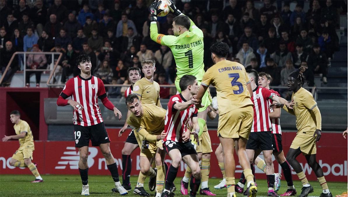 Arnau Tenas bloca un balón por alto en el partido de Lezama