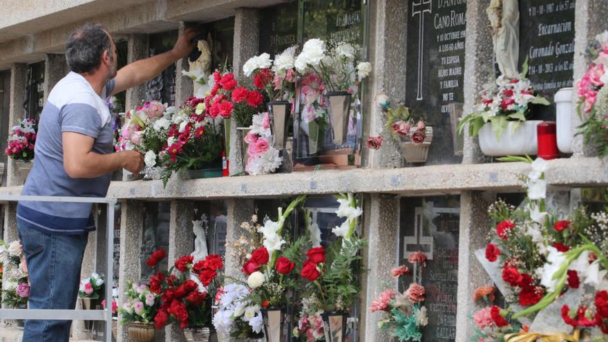 Un hombre arregla el nicho de un difunto en Parcemasa.