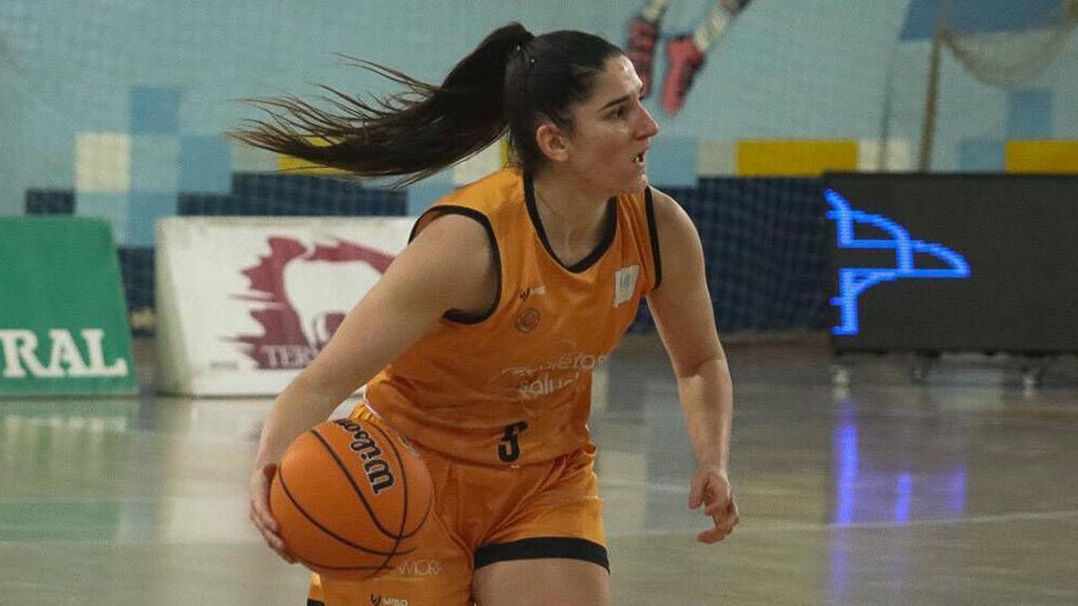 Ana Tainta con la pelota durante un partido anterior del Recoletas Zamora.