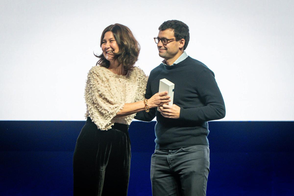 Premio Startup para la empresa Qida, que recoge el premio su CEO, Oriol Fuertes, de manos de Yolanda Pérez, directora Bstartup y HubEmpresa