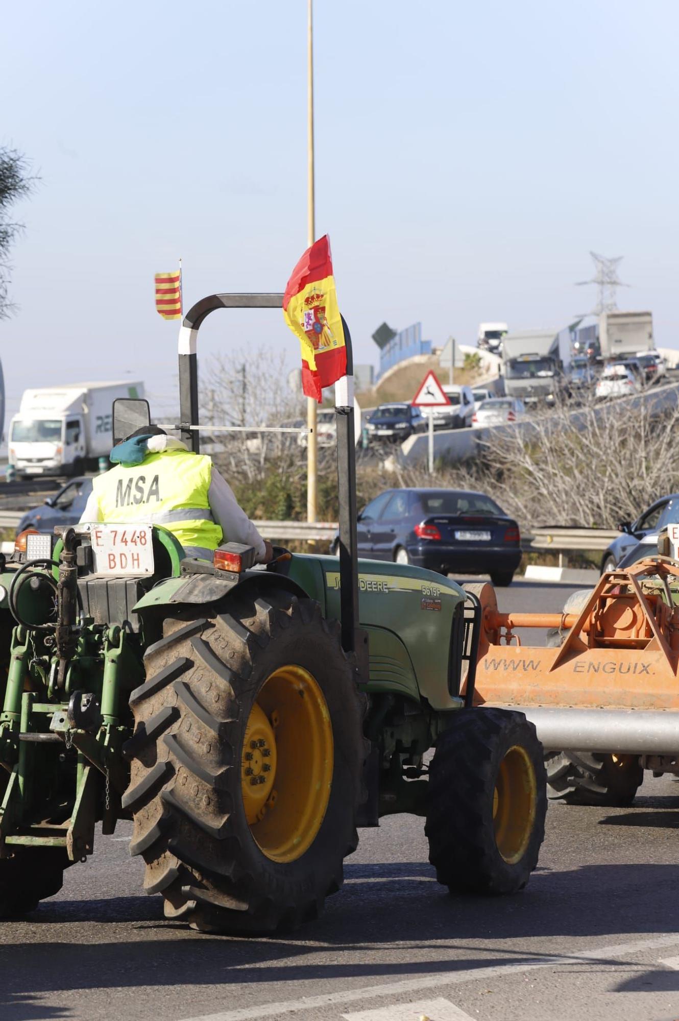 Las tractoradas dificultan el tráfico en la A-7 hacia Valencia