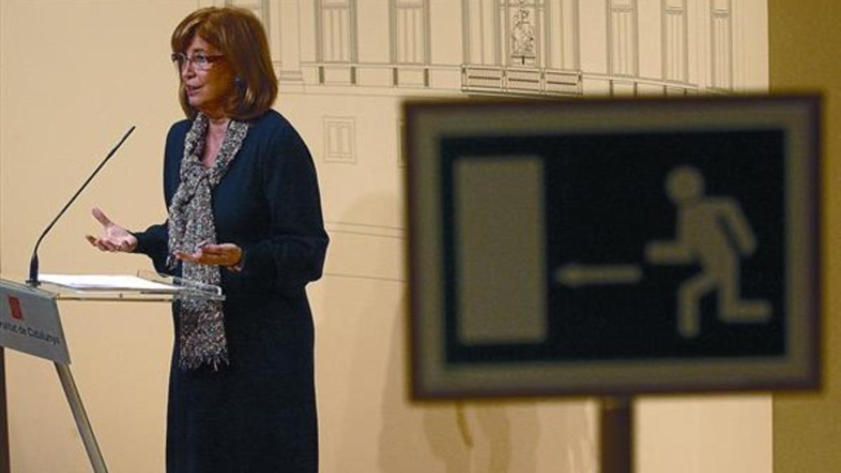 La 'consellera' de Ensenyament, Irene Rigau, en su comparecencia ante la prensa en el Palau de la Generalitat, ayer.