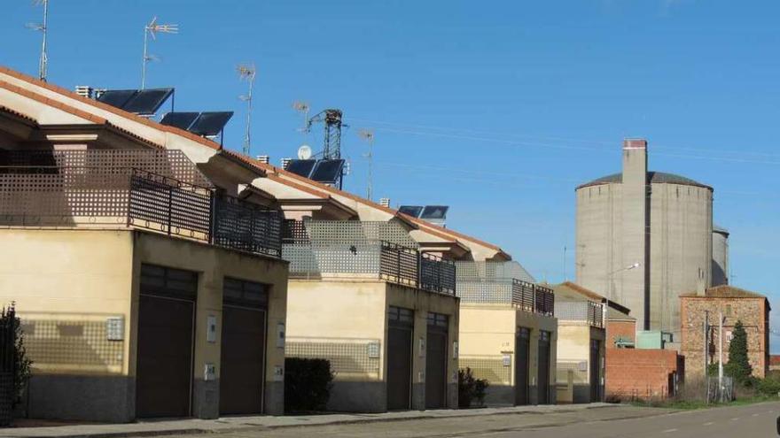 Módulos de viviendas de promoción pública a la entrada de la localidad de Villanueva de Azoague.