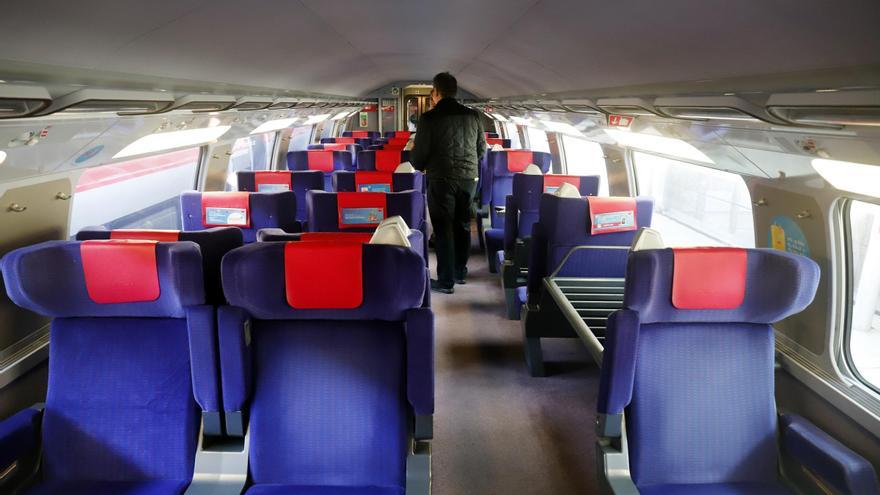 Un tren de alta velocidad Ouigo a su llegada a la estación María Zambrano