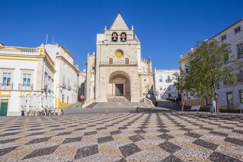 La Iglesia de la Asunción se encuentra frente a la Plaza de la República, en el centro de la ciudad