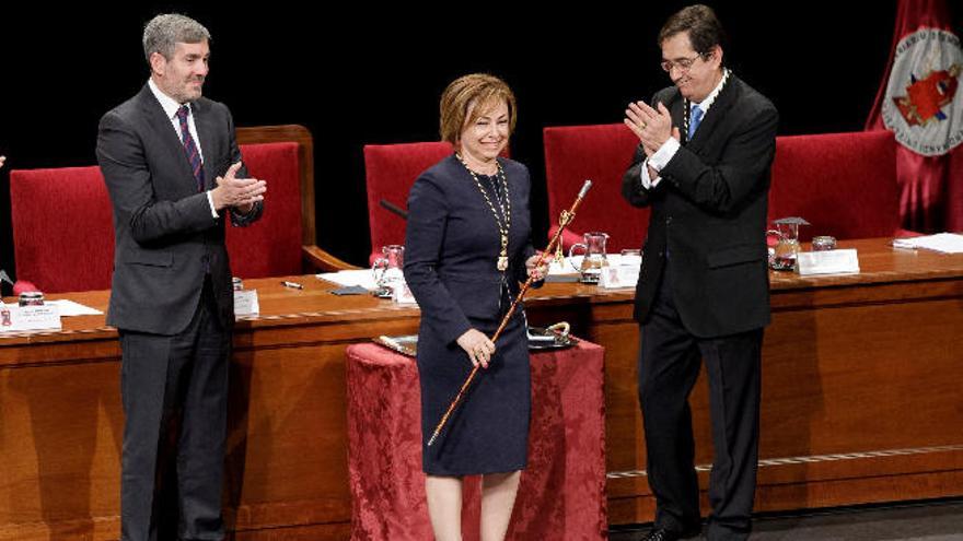 Rosa María Aguilar, con Antonio Martinón y Fernando Clavijo.