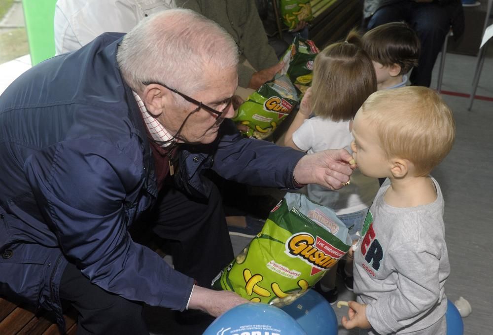 Visita de pacientes con alzheimer de Afaco a la escuela infantil de Os Rosales