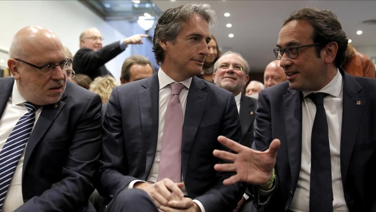 El 'conseller' de Economia, Jordi Baiget, el ministro de Fomento, Iñigo de la Serna, y el 'conseller' de Territori, Josep Rull.