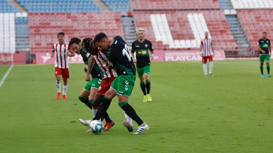 Dani Calvo y Juan Cruz disputan un balón con un rival