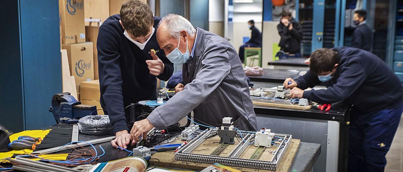 Taller de formación profesional en el centro Xabec, de València, en una imagen reciente. | D. TORTAJADA