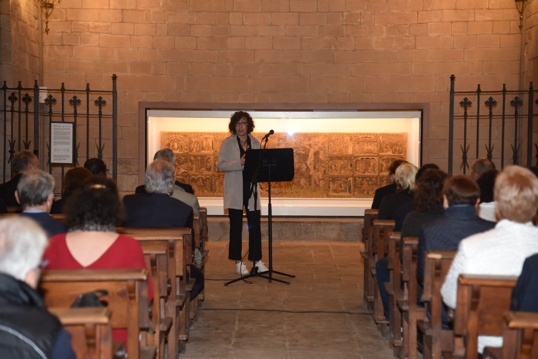 Un centenar de persones presencien a la Seu de Manresa la inauguració del frontal florentí restaurat