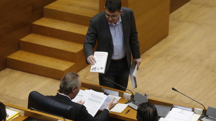Fabra entrega a Morera el libro &#039;La financiación valenciana,de la sumisión al cambio necesario&#039;.