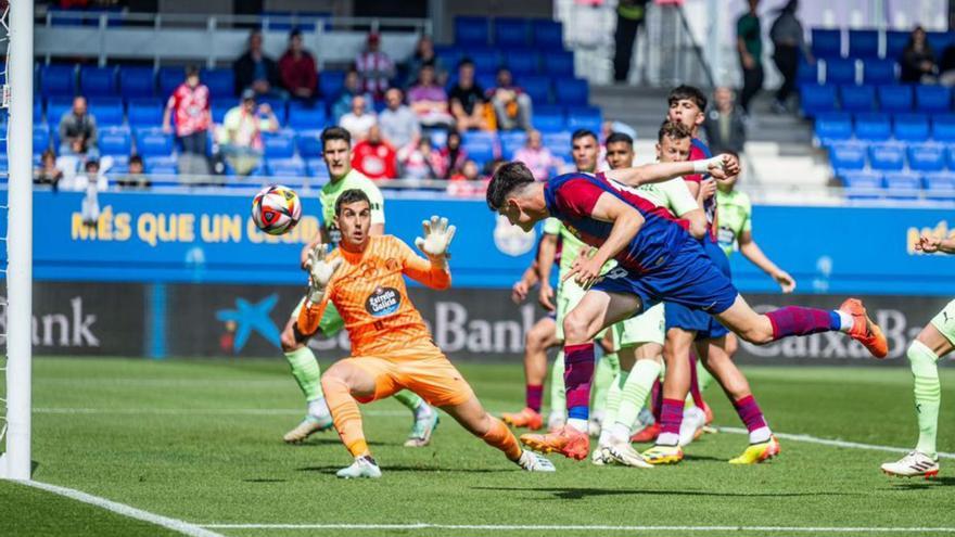 Pau Víctor remata un balón que terminará en gol en propia. |  // BARCELONA