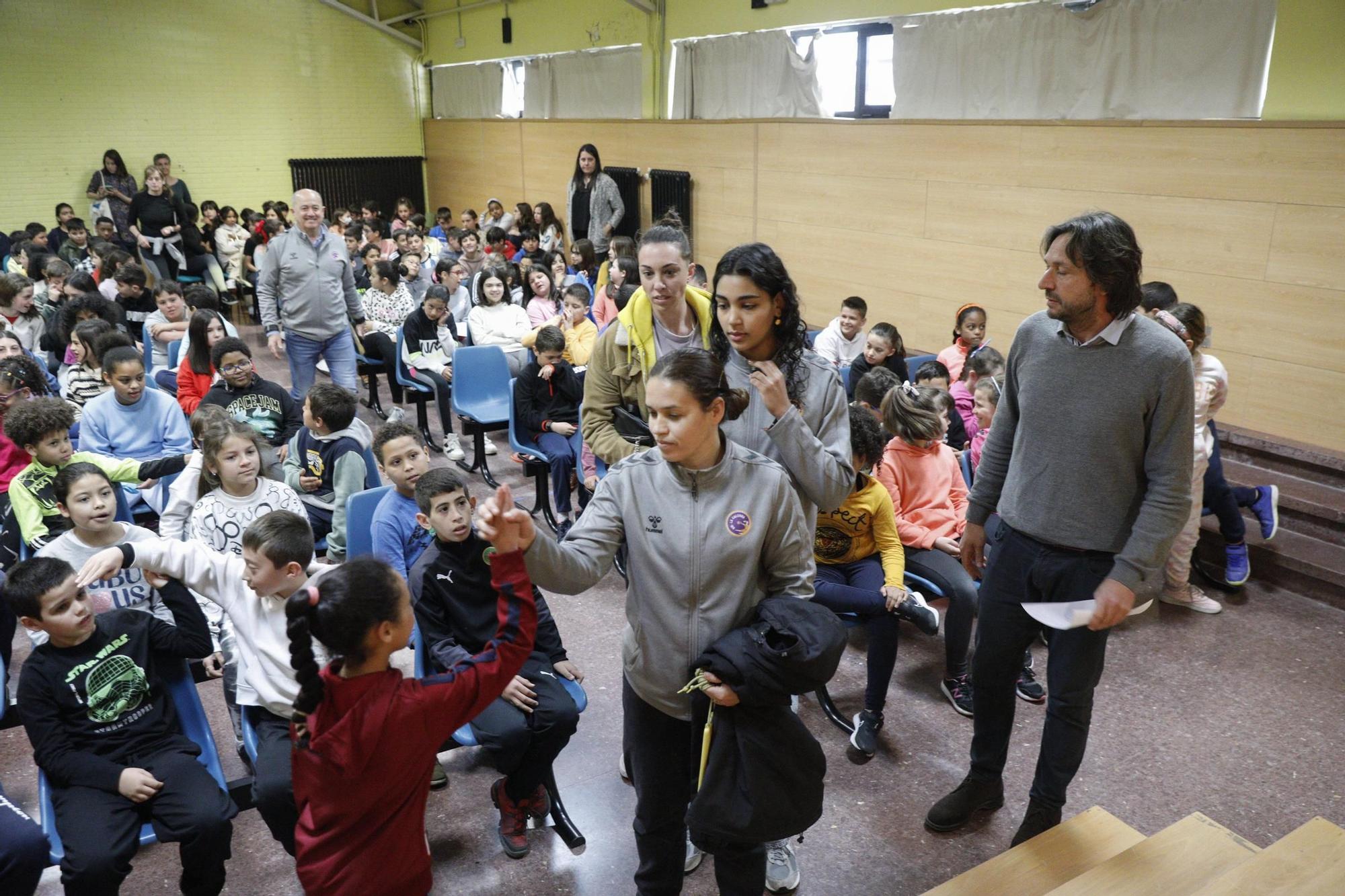 En imágenes. El Club Balonmano La Calzada visita el colegio Pumarín