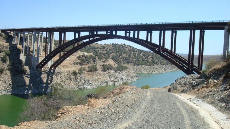 Un arco metálico de 220 metros: la clave de los puentes gemelos de Alconétar en la A-66