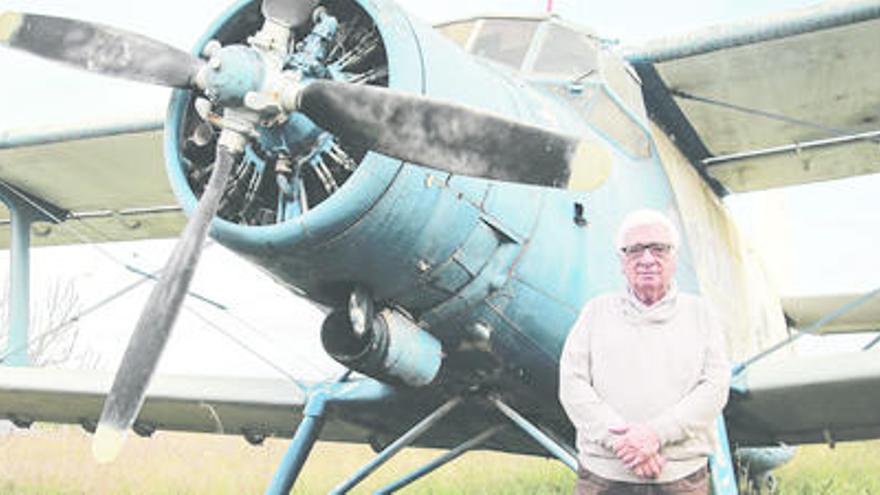 Auf der Spur der Pioniere der Lüfte: Mallorcas Luftfahrt-Historiker Miquel Buades vor einem ausgedienten Flieger in Palmas Klein-Flughafen Son Bonet.