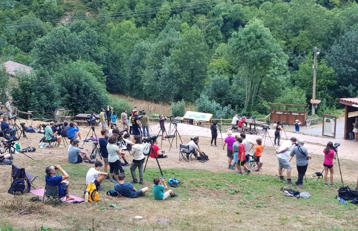 Visitantes en el mirador de Gúa, en Somiedo, para avistar osos.