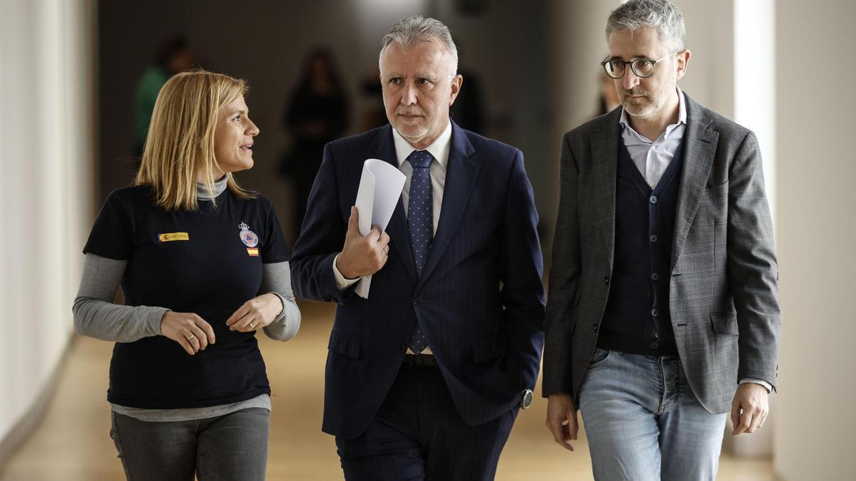 Pilar Bernabé y Arcadi España, a los lados del ministro Torres.