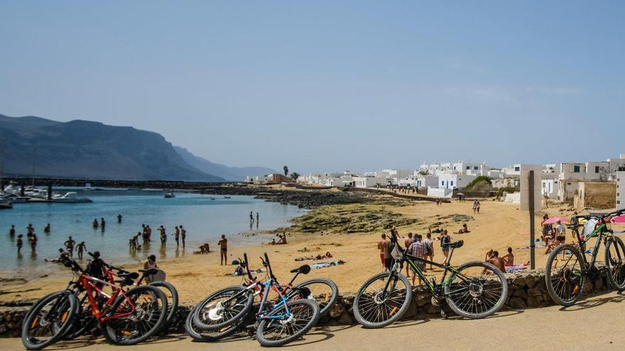 El turismo ha vuelto con fuerza a La Graciosa, que ahora pide moderación