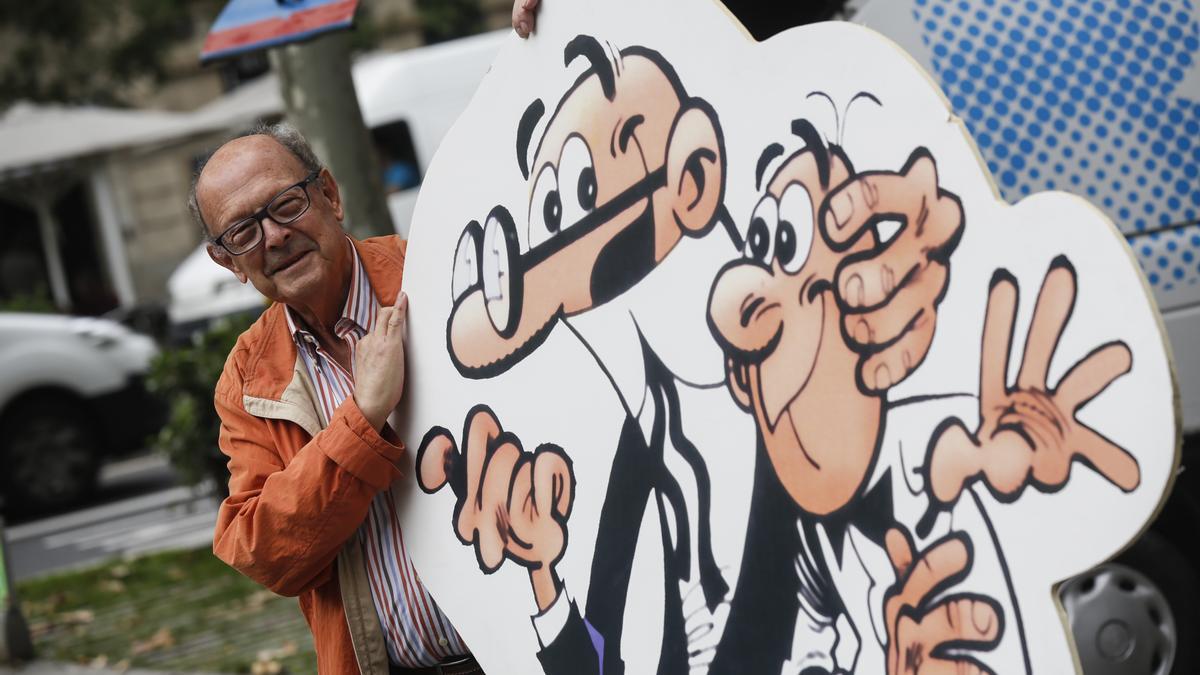 Francisco Ibáñez, junto a sus dos personajes, en una imagen de 2016.