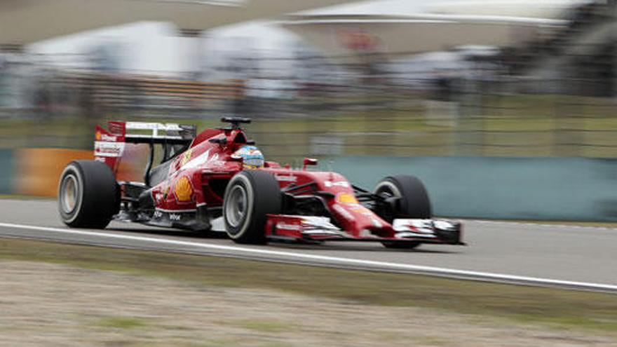 Alonso rueda en el circuito de Shanghái