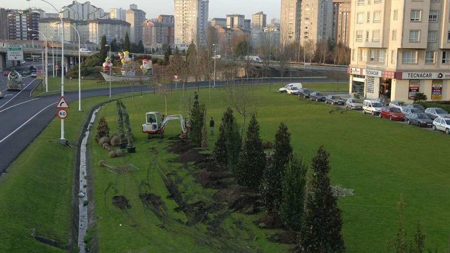 Obras en una zona verde en un lateral de Lavedra junto a Matogrande.