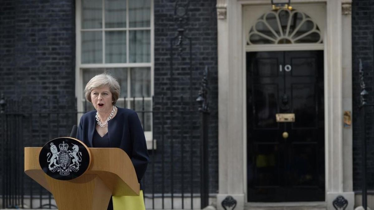 Theresa May habla ante la prensa en su primer discurso en el exterior del 10 de Downing Street como nueva 'premier' británica.