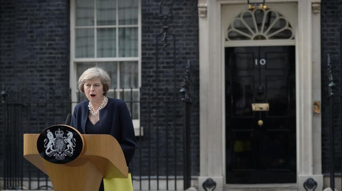 fcasals34688197 britain s new prime minister theresa may speaks outside 10 d160713191459