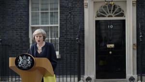 Theresa May habla ante la prensa en su primer discurso en el exterior del 10 de Downing Street como nueva ’premier’ británica.