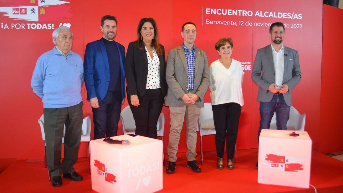 Repersentantes del PSOE en Zamora, Benavente y comarca, con Tudanca (a la derecha) en Benavente. | E. P.