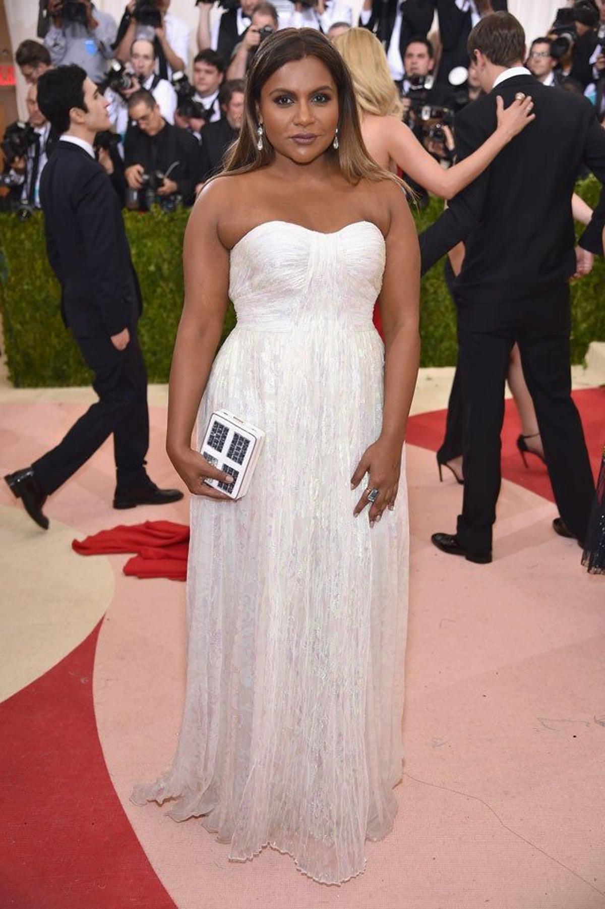 Mindy Kaling, de Tory Burch, en la alfombra roja de la gala Met 2016.