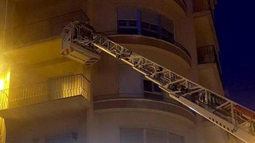 Cae un trozo de cornisa de un edificio en el centro de Alcoy