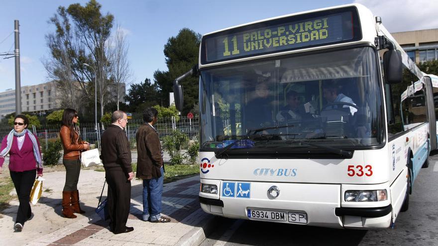 Instantánea de un autobús de la Empresa Malagueña de Transportes.