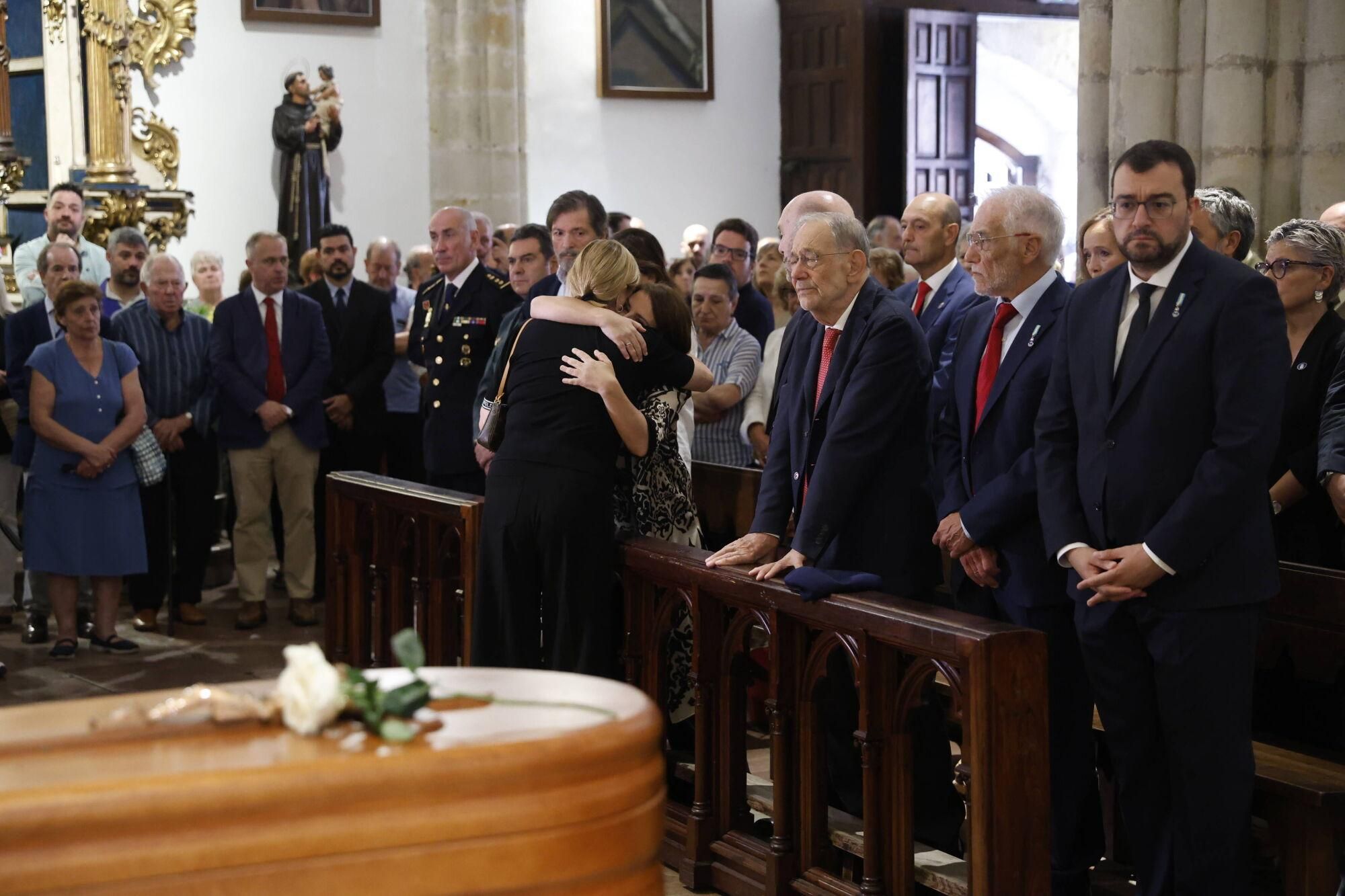 Las imágenes del funeral de Antonio Trevín en la basílica de Llanes.