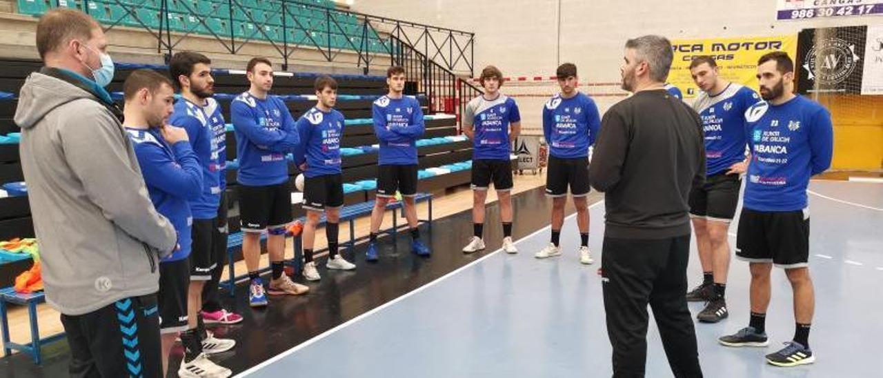 José Juan Durán, “Jota”, charla con parte de su plantilla en el entrenamiento de ayer. |  // SANTOS ÁLVAREZ