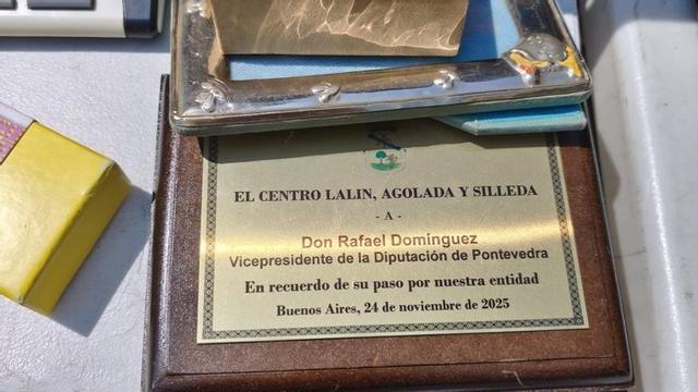 Fotografía de la placa aparecida en un mercadillo. |