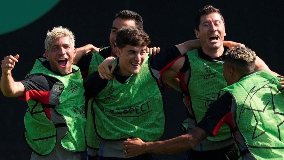 Sergi Roberto, Eric, Gavi, Lewandowski y Raphinha celebran alborozados una prueba de habilidad bien resuelta.