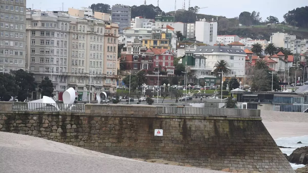 Ruta guiada por A Coruña con la escritora Ana Ramil: desde la coraza del Orzán hasta la plaza de las Bárbaras
