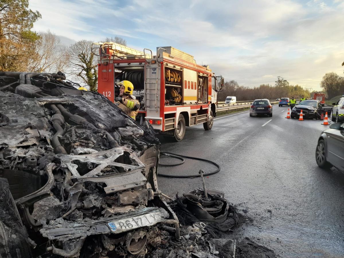Vehículo calcinado tras la colisión.