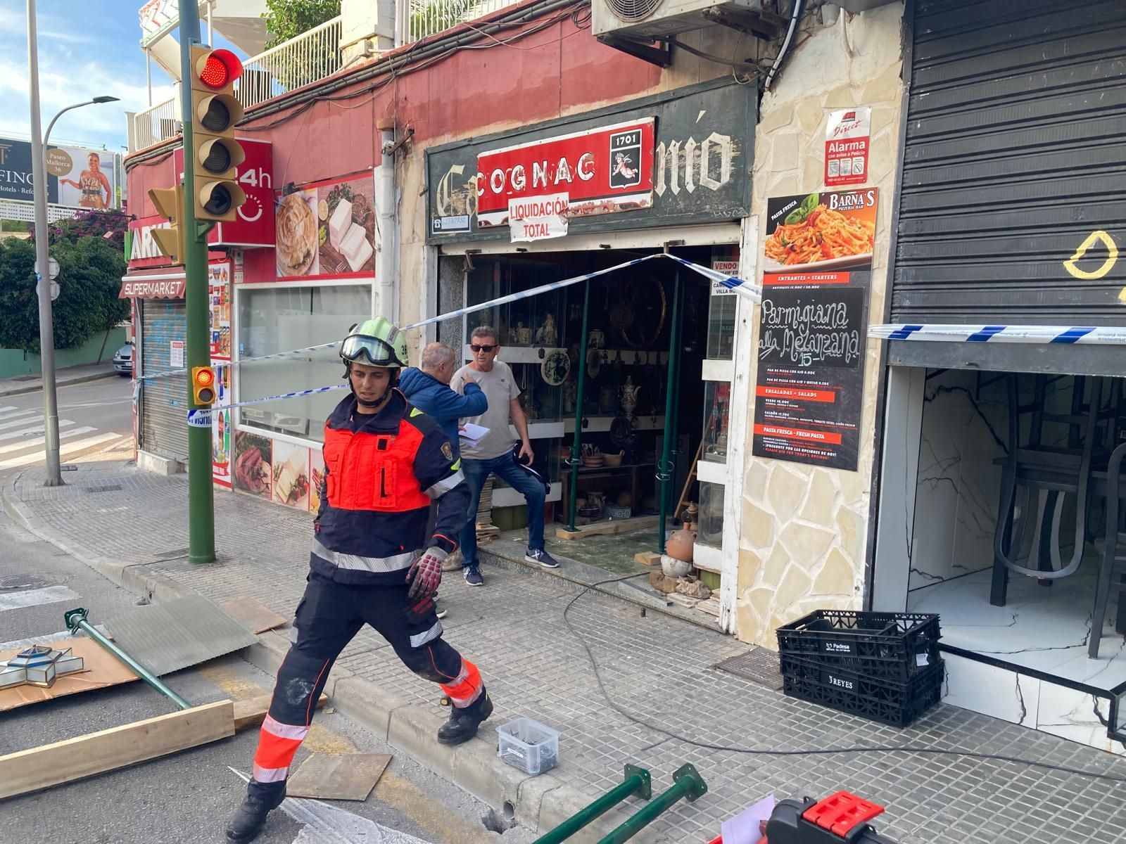 Precintan cinco locales comerciales y la terraza de un bar nocturno de Cala Major por riesgo de derrumbe