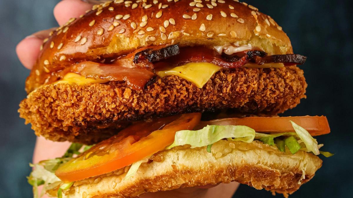 Hamburguesa de pollo con tomate y lechuga.