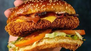 Hamburguesa de pollo con tomate y lechuga.