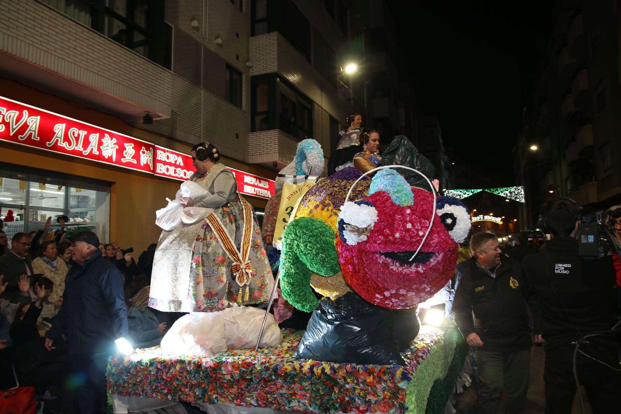 FOTOGALERÍA I La cabalgata del Ninot de Burriana, en imágenes