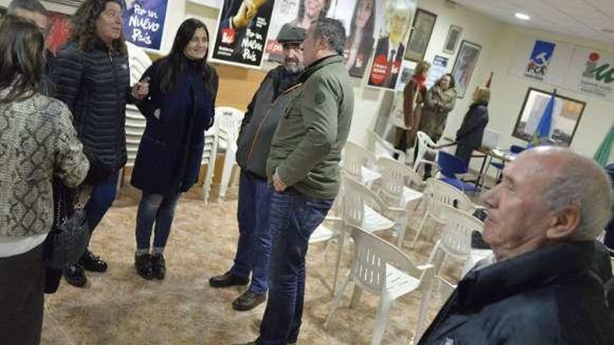 Yasmina Triguero, en el centro de la imagen, departe con un grupo de militantes antes del inicio de la asamblea de ayer.