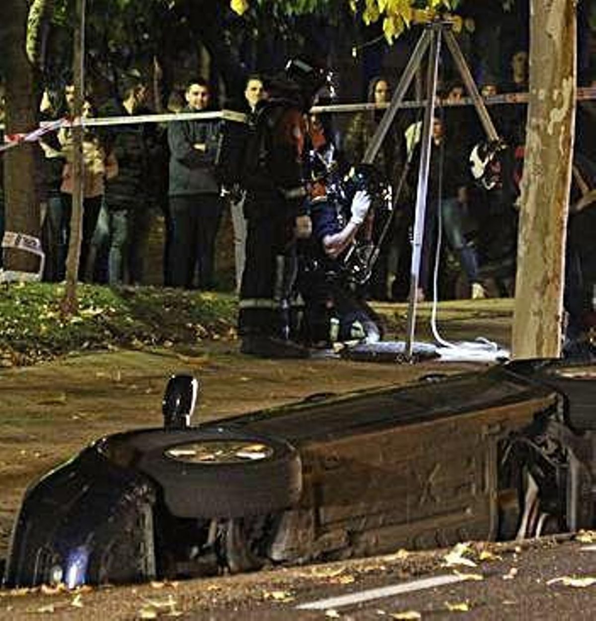 Un colector provocó el agujero que se "tragó" un coche en Cardenal Cisneros