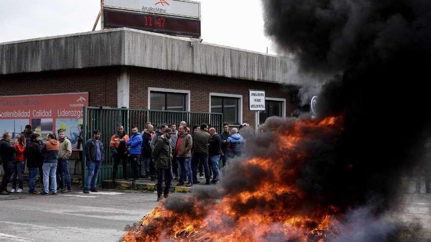 La protesta de los trabajadores de Arcelor el pasado martes frente a la portería de Veriña (Gijón).