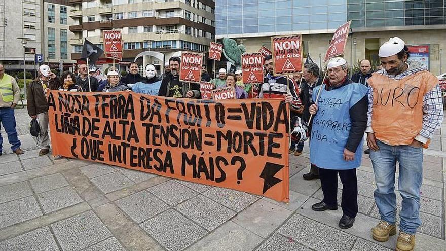 Protesta de vecinos de Arbo en 2015 en Pontevedra contra la línea de alta tensión. // Gustavo Santos