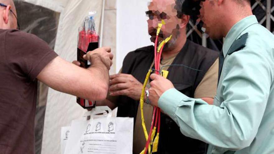 Agentes y técnicos inspeccionando los artefactos.